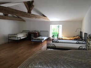 2 habitaciones, tabla de planchar con plancha y cuna de viaje 
