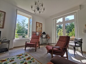 Télévision, livres, vidéothèque