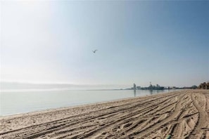 在海滩、沙滩椅