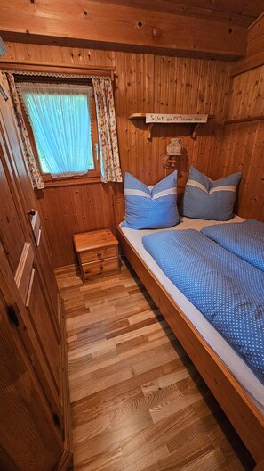 1 bedroom, internet, bed sheets