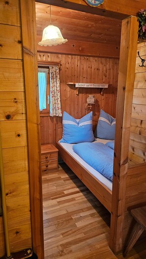 1 غرفة نوم وخدمة الإنترنت وملاءات أسرّة