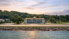 Exterior - 🏖️ Gold Coast Inn | Breathtaking Lake Views • Corner Rm 101 (Traverse City)