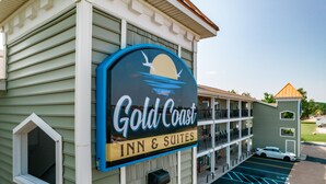 Exterior - 🏖️ Gold Coast Inn | Breathtaking Lake Views • Corner Rm 108 (Traverse City)