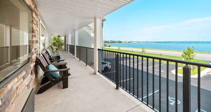 🏖️ Gold Coast Inn | Breathtaking Lake Views • Corner Rm 301