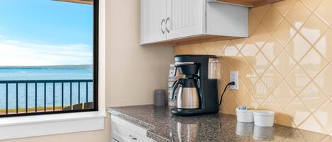 Microondas y cafetera y tetera