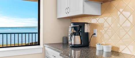 Microondas y cafetera y tetera