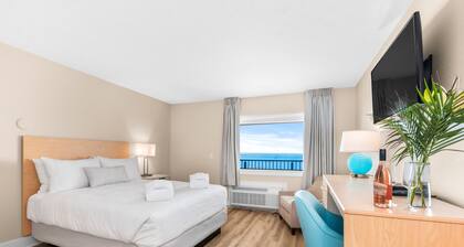 🏖️ Gold Coast Inn | Breathtaking Sunsets w/ Lake View ➠ 306