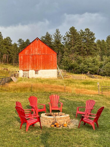 Nemo Farmhouse on Centennial Trail With a View