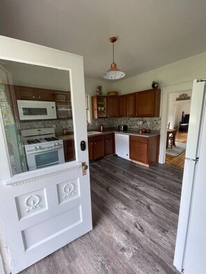 Fridge, microwave, oven, stovetop - Nemo Farmhouse on Centennial Trail With a View (Nemo)