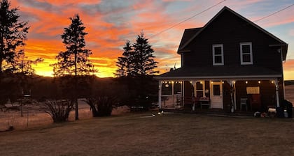 Nemo Farmhouse on Centennial Trail With a View