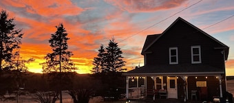 Nemo Farmhouse on Centennial Trail With a View