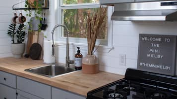 Een koelkast, een microgolfoven, een oven, een kookplaat