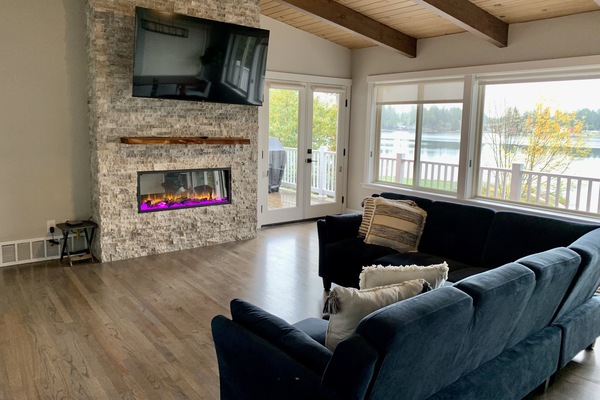 TV connectée, cheminée, table de tennis de table