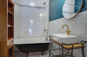 Ensemble douche/baignoire, sèche-cheveux, serviettes fournies, savon