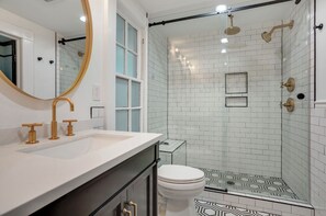 Combined shower/bathtub, hair dryer, towels, soap - Historic Oakwood Hideaway  (Raleigh)