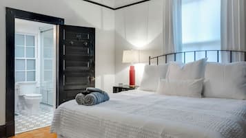 2 habitaciones, escritorio y tabla de planchar con plancha
