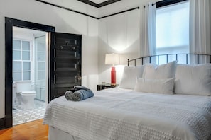 2 habitaciones, escritorio y tabla de planchar con plancha