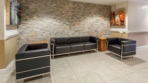 Ein modernes Wohnzimmer mit einem Ecksofa, einem Couchtisch und einer Wand mit Steinakzenten.