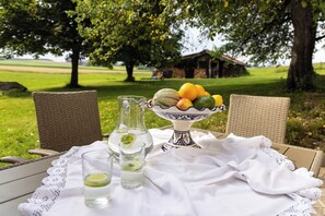 Outdoor dining - Vacation home Nöstlbach - Country house with garden (Pittenhart)