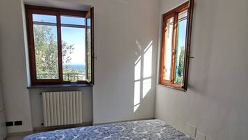 2 slaapkamers, een strijkplank/strijkijzer, reisbedje, gratis wifi