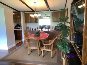 Dining - Neat Retreat, Fast WiFi, Ski Sipapu, Hike, Fish, Hunt,
Wineries, pet friendly  (Penasco)