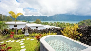 A pool area with a view of a mountainous landscape and a body of water. - Break Villa Kintamani (Kintamani)