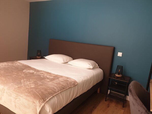 1 dormitorio, tabla de planchar con plancha, cuna de viaje y wifi gratis