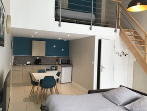 1 habitación, tabla de planchar con plancha y cuna de viaje 