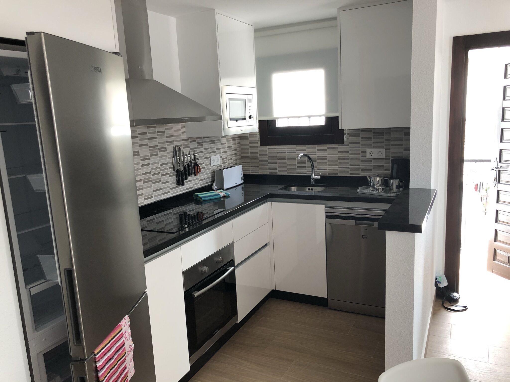 Een koelkast, een magnetron, een oven, een kookplaat