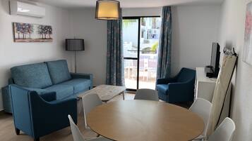 Televisión, reproductor de DVD y tenis de mesa