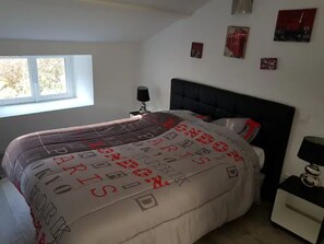 3 chambres, fer et planche à repasser, lit de bébé portatif