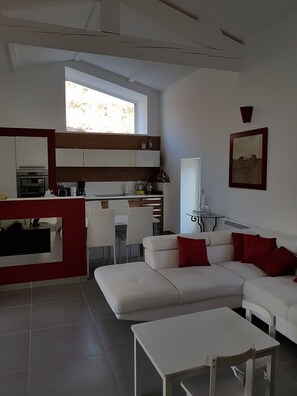 Télévision, baby-foot, table de tennis de table