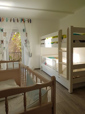 3 habitaciones, tabla de planchar con plancha y cuna de viaje 