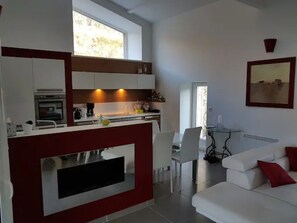 Télévision, baby-foot, table de tennis de table