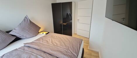 3 bedrooms, desk, travel crib, WiFi