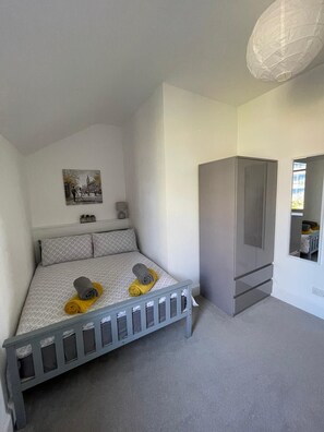 2 habitaciones, tabla de planchar con plancha y cuna de viaje 