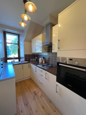 KĂŒhlschrank, Mikrowelle, Ofen, Herdplatte