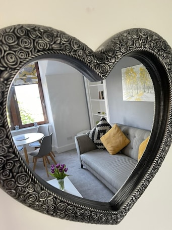 Smart TV, books. No 10 - Immaculate top floor city centre two bed flat suitable for 4 guests.
