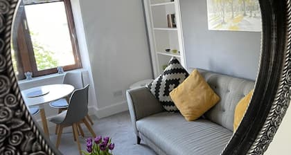 No 10 - Immaculate top floor city centre two bed flat suitable for 4 guests.