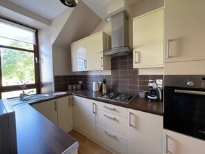Frigorifero, microonde, forno, piano cottura