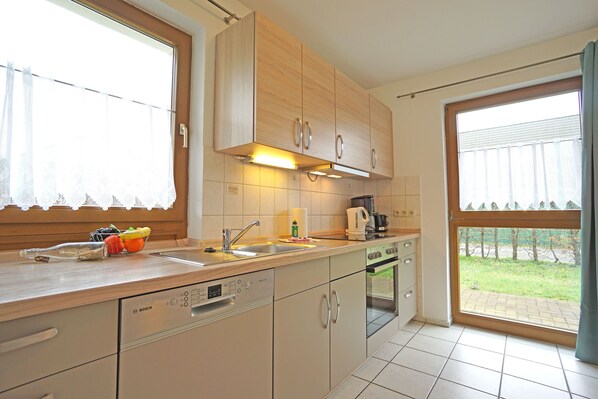 Kühlschrank, Mikrowelle, Ofen, Geschirrspüler