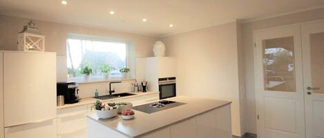 Kjøleskap, mikrobølgeovn, ovn og oppvaskmaskin