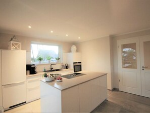 Jääkaappi, mikroaaltouuni, uuni, astianpesukone