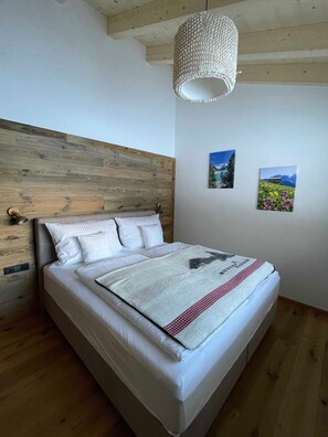 3 bedrooms, in-room safe, WiFi, bed sheets