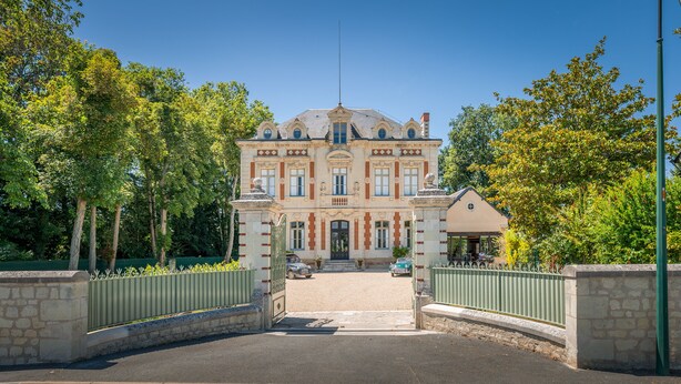 A grand building with a symmetrical facade, a central entrance with steps, and a small annex to the right. - Adorable apartment located in a castle (AVOINE)