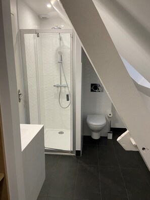 Douche, pantoufles, serviettes fournies