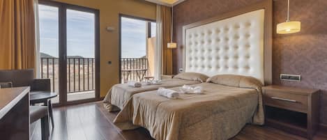 Standard Twin Room | Desk, laptop workspace, blackout curtains, soundproofing