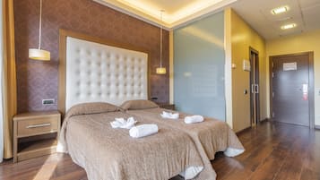 Standard Twin Room | Desk, laptop workspace, blackout drapes, soundproofing