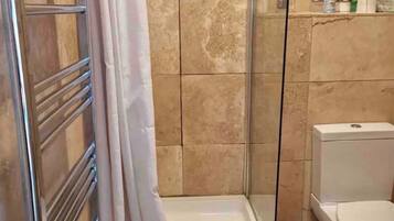 Combined shower/bathtub, hair dryer, towels