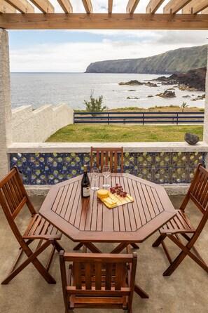 Outdoor dining - Private property with stunning views of the Atlantic Ocean (Ponta Delgada-Açores)